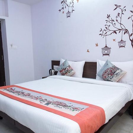 אודייפור Oyo 14118 Hotel Kalika Palace מראה חיצוני תמונה
